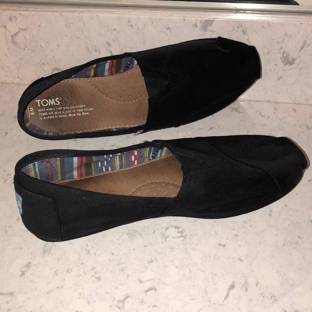 Black canvas Toms